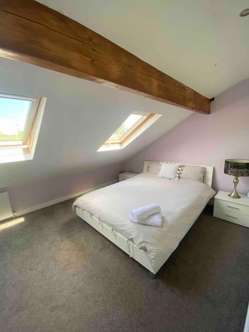 Contemporary Duplex - Private Patio & Parking Appartement Stockport Buitenkant foto