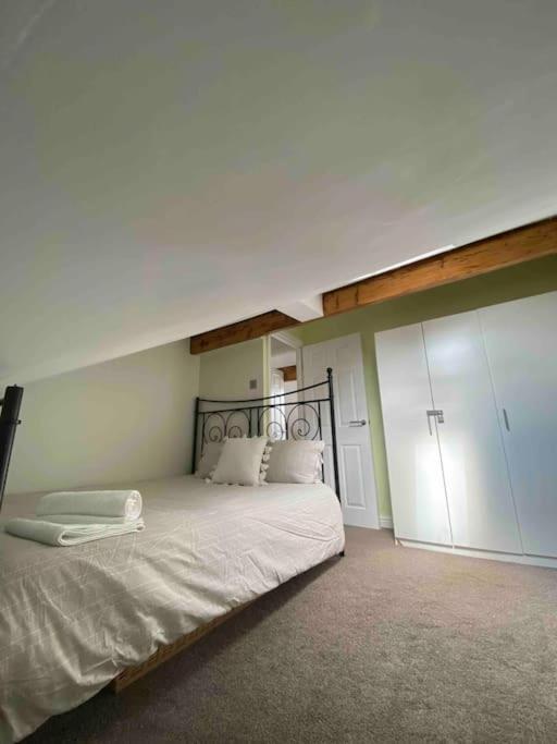 Contemporary Duplex - Private Patio & Parking Appartement Stockport Buitenkant foto