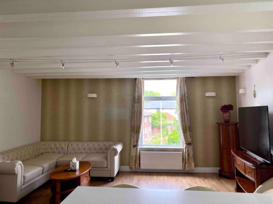 Contemporary Duplex - Private Patio & Parking Appartement Stockport Buitenkant foto