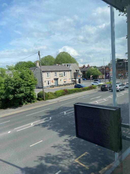 Contemporary Duplex - Private Patio & Parking Appartement Stockport Buitenkant foto